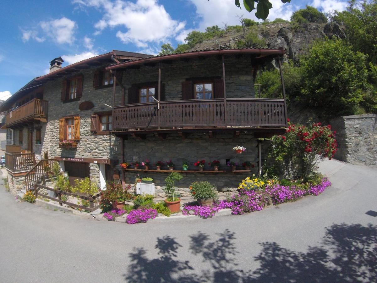 B&B La Mandorla Quart Kültér fotó